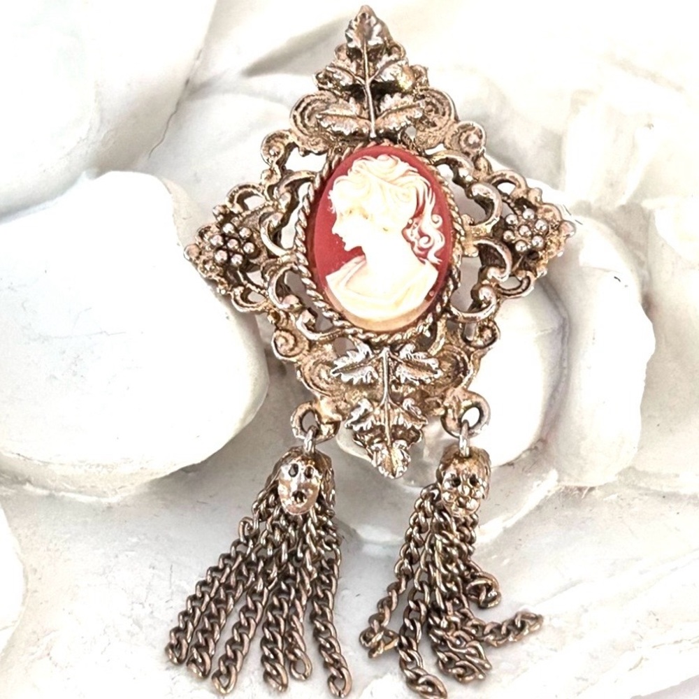 Vtg Gold Tone Cameo Brooch Pin Diamond Shaped Left Facing Lady Pink Cream Tassel